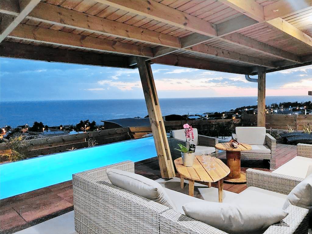 Terrasse couverte et piscine de la Villa Sohana au coucher du soleil face à l'Océan Indien