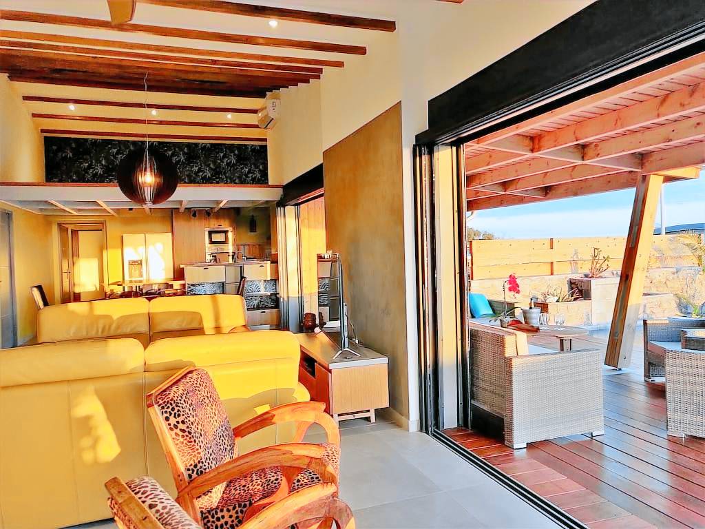 Séjour ouvert de la Villa Sohana avec baies vitrées donnant sur la terrasse